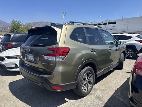 Used 2024 Subaru Forester Premium AWD/4WD image 2