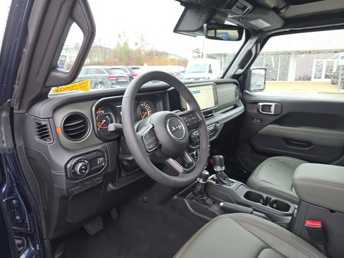 Used 2025 Jeep Gladiator Mojave image 23