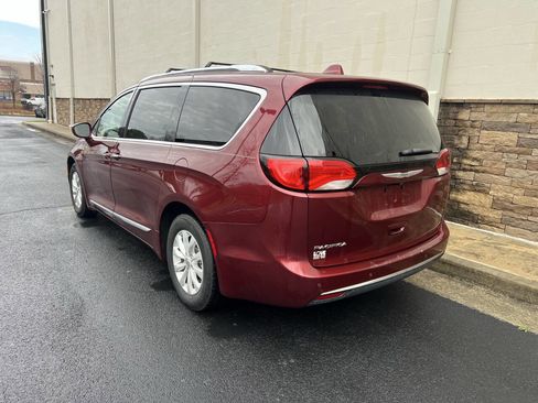 Used 2018 Chrysler Pacifica Touring-L image 5