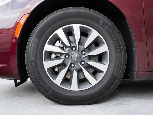 Used 2022 Chrysler Pacifica Limited w/ Uconnect Theater Family Group FWD image 14