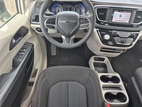 Used 2023 Chrysler Voyager LX image 30