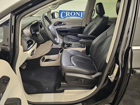 Used 2024 Chrysler Pacifica Limited FWD image 4