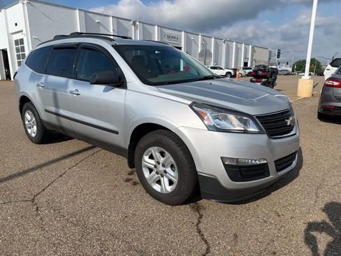 Used 2016 Chevrolet Traverse LS FWD image 2