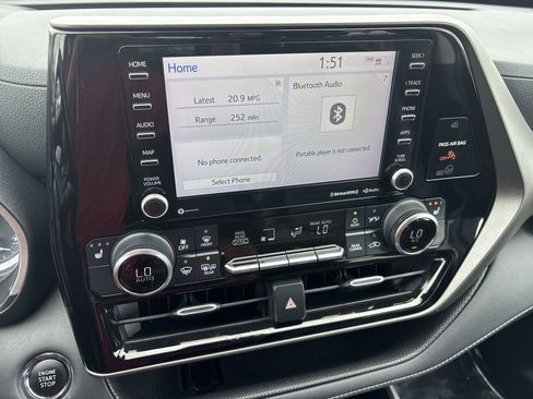 Used 2022 Toyota Highlander XLE AWD/4WD image 23