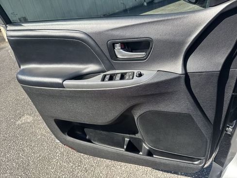 Used 2017 Toyota Sienna SE Premium FWD image 26