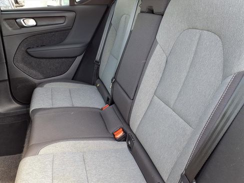 Used 2024 Volvo XC40 B5 Core image 7