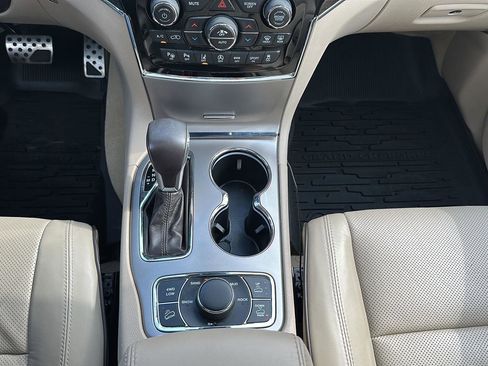 Used 2019 Jeep Grand Cherokee Overland AWD/4WD image 32