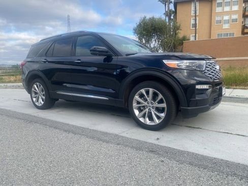 Used 2023 Ford Explorer Platinum w/ Technology Package image 2