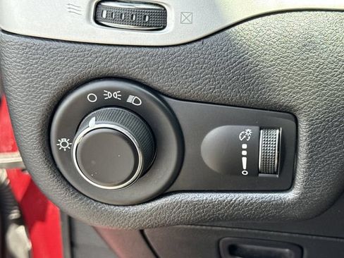 Used 2015 Jeep Cherokee Sport FWD image 32