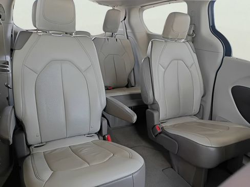 Used 2018 Chrysler Pacifica Touring-L FWD image 20