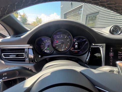 Certified 2024 Porsche Macan image 12