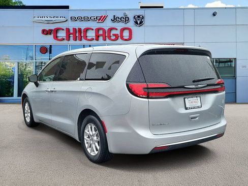 Certified 2024 Chrysler Pacifica Touring-L FWD image 3