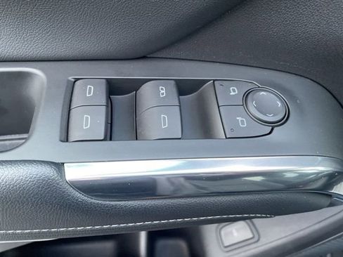 Used 2025 Chevrolet Traverse LT image 13