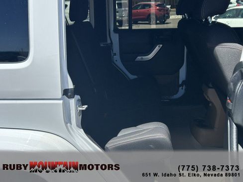 Used 2017 Jeep Wrangler Unlimited Rubicon w/ Connectivity Group AWD/4WD image 22