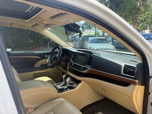Used 2018 Toyota Highlander Limited Platinum AWD/4WD image 19