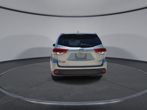 Used 2018 Toyota Highlander XLE FWD image 7
