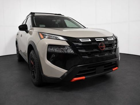 Used 2025 Nissan Rogue SV AWD/4WD image 3