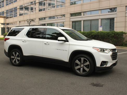 Used 2019 Chevrolet Traverse LT w/ LT Premium Package AWD/4WD image 2