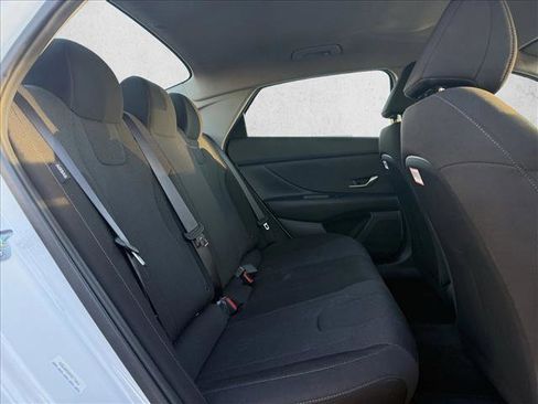 Certified 2025 Hyundai Elantra SE image 16