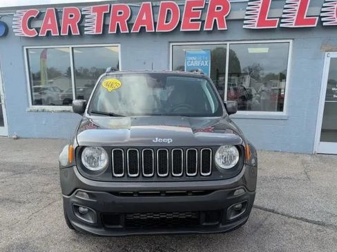 Used 2018 Jeep Renegade Latitude w/ Cold Weather Group FWD image 3