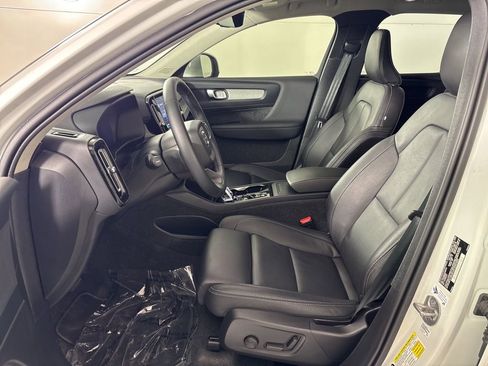 Used 2025 Volvo XC40 B5 Plus image 21