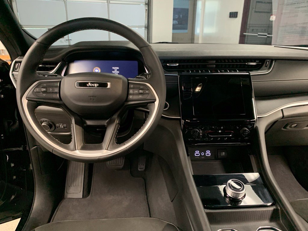 Used 2023 Jeep Grand Cherokee Altitude AWD/4WD image 16