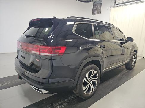 Used 2024 Volkswagen Atlas SE w/ Panoramic Sunroof Package image 2
