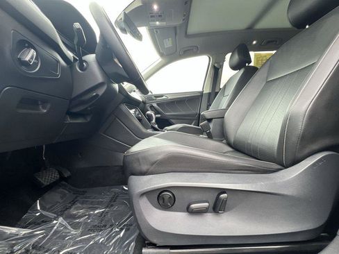 Used 2022 Volkswagen Tiguan SE w/ Panoramic Sunroof Package AWD/4WD image 12