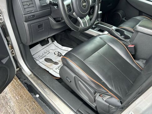 Used 2011 Jeep Liberty 70th Anniversary image 10