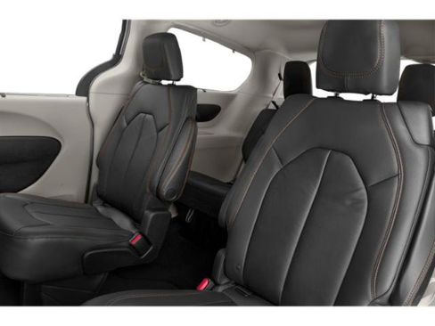 Used 2018 Chrysler Pacifica Touring-L Plus FWD image 11