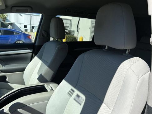 Used 2015 Toyota Highlander LE image 9