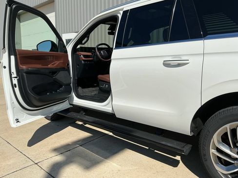 Used 2025 Lincoln Navigator L Reserve AWD/4WD image 8