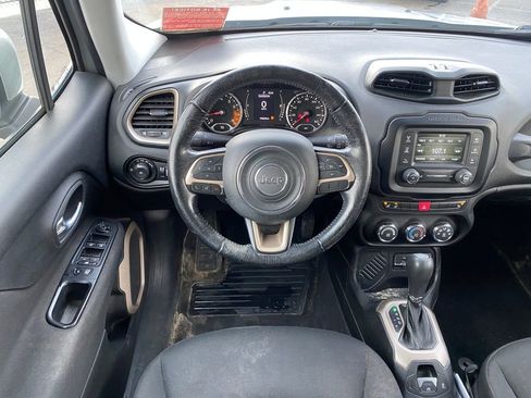 Used 2015 Jeep Renegade Latitude w/ Cold Weather Group FWD image 19