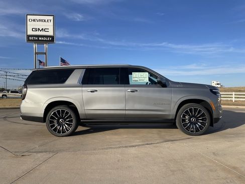 New 2026 Chevrolet Suburban High Country image 2