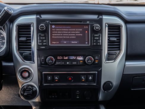 Used 2018 Nissan Titan PRO-4X w/ Pro-4x Convenience Package AWD/4WD image 14