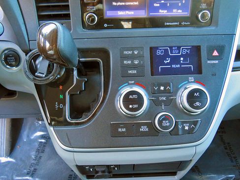 Used 2020 Toyota Sienna XLE image 28