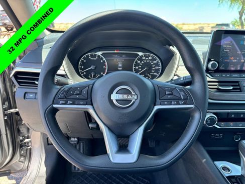 Used 2025 Nissan Altima 2.5 SV FWD image 18