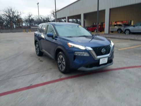 Used 2023 Nissan Rogue SV image 3