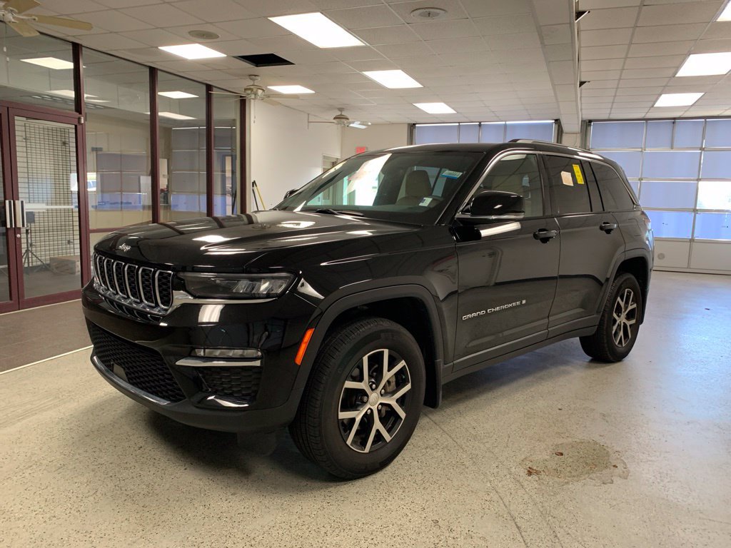 Used 2023 Jeep Grand Cherokee Limited RWD image 2