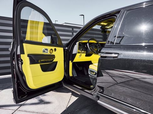 Used 2022 Rolls-Royce Cullinan Black Badge w/ Dark Exterior Package image 35