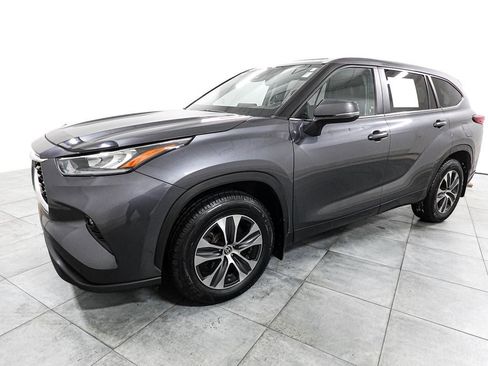 Used 2023 Toyota Highlander XLE AWD/4WD image 3