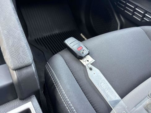 Certified 2025 Toyota Tacoma TRD Off-Road image 25