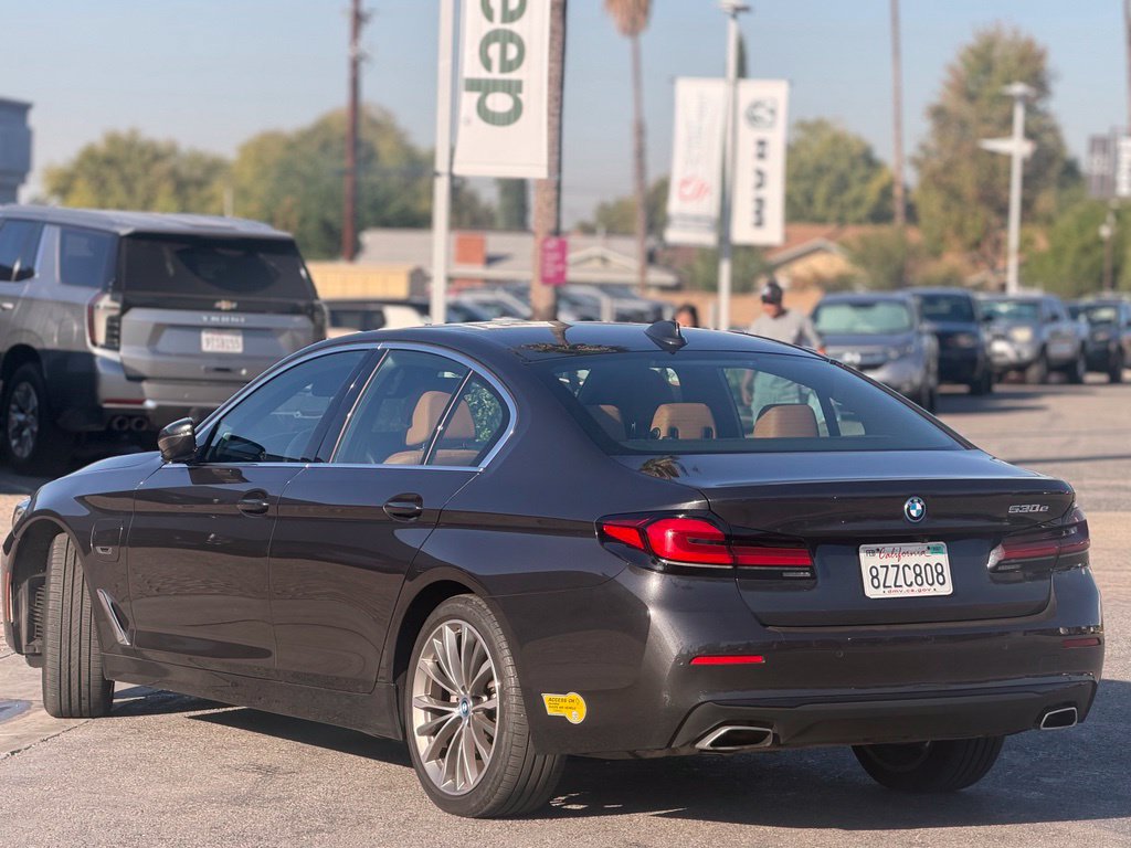 Used 2022 BMW 530e w/ Premium Package RWD image 3