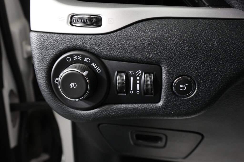Used 2015 Jeep Cherokee Trailhawk w/ Comfort/Convenience Group AWD/4WD image 32