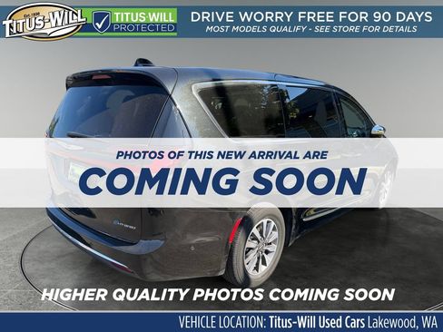 Used 2023 Chrysler Pacifica Limited w/ Uconnect Theater Family Group FWD image 5