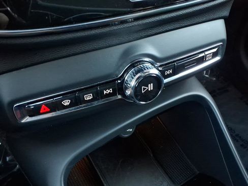 Used 2020 Volvo XC40 T5 R-Design w/ Protection Package image 24