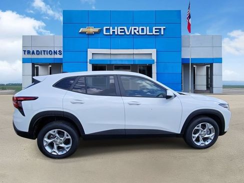 New 2026 Chevrolet Trax LS w/ LS Convenience Package FWD image 10