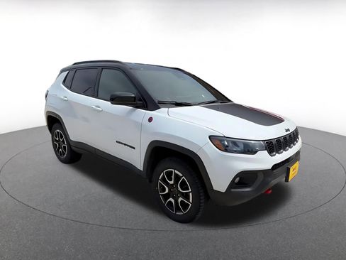 Used 2025 Jeep Compass Trailhawk AWD/4WD image 2