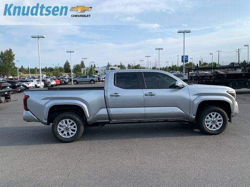 Used 2025 Toyota Tacoma SR5 AWD/4WD image 8