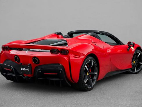 Used 2022 Ferrari SF90 Spider image 3